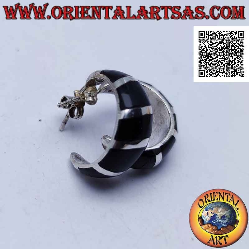 Boucles d'oreilles en argent du lobe au cercle avec une épaisseur croissante et alternant des bandes lisses et onyx