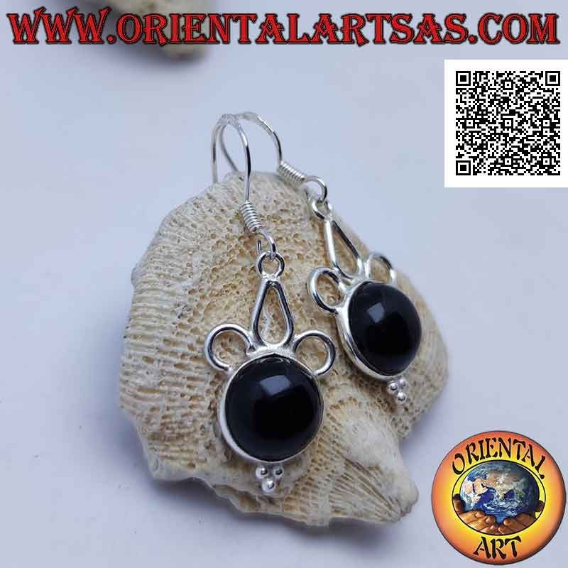 Orecchini da lobo con onice tonda cabochon con cerchietti traforati sopra e tris palline sotto