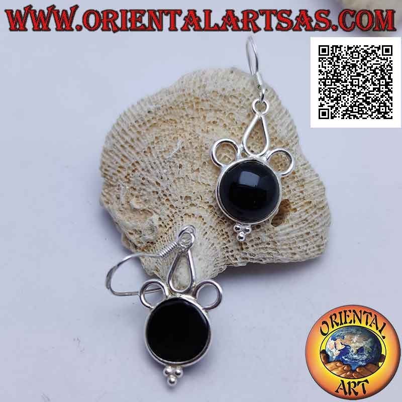 Lappenohrringe mit rundem Cabochon-Onyx mit perforierten Kreisen oben und Tris-Bällen unten