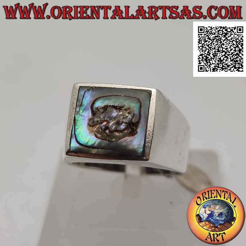 Bague en argent avec coquille paua carrée (ormeau) au ras du bord sur un sertissage lisse