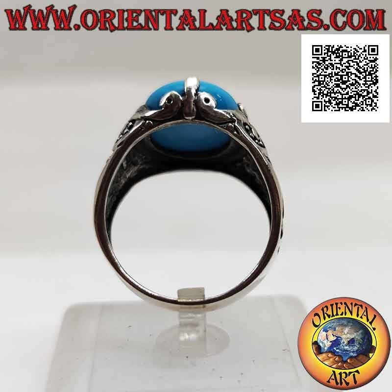 Anillo de plata con turquesa cabujón ovalado engastado a las 4 con decoración de lirios en los laterales