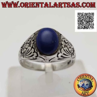 Silberring mit ovalem Cabochon Lapislazuli mit seitlich eingravierter Lotusblume