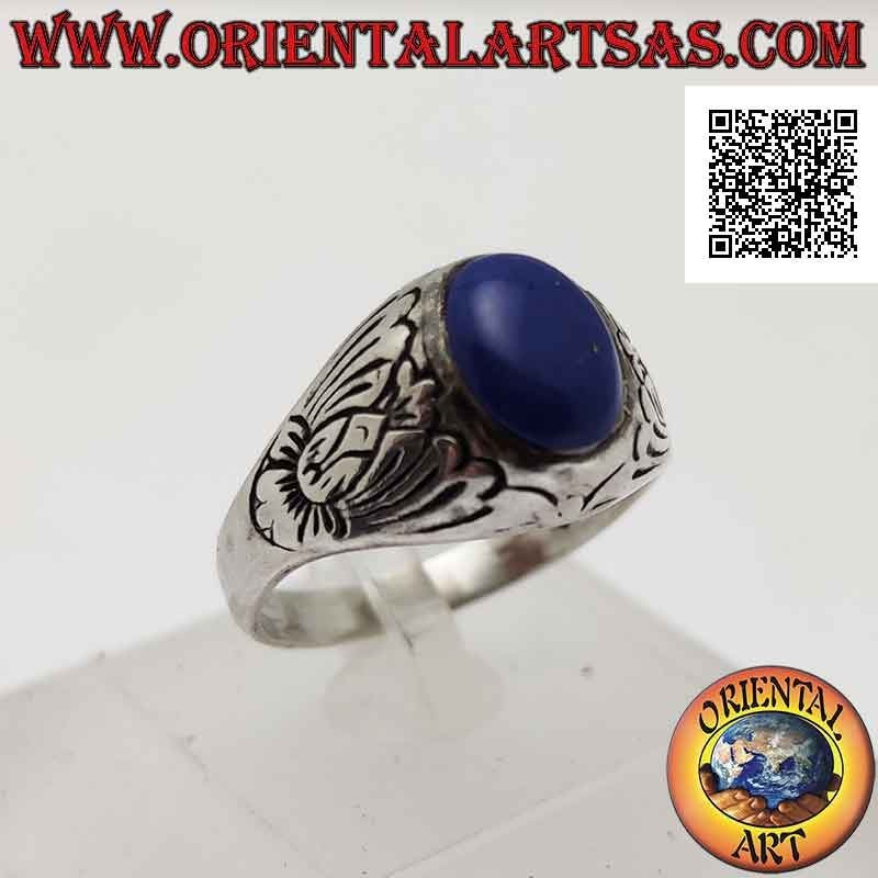 Anillo de plata con lapislázuli cabujón ovalado con flor de loto grabada en los lados