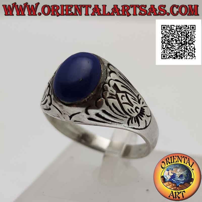 Anello in argento con lapislazzulo ovale cabochon con fiore di loto inciso sui lati