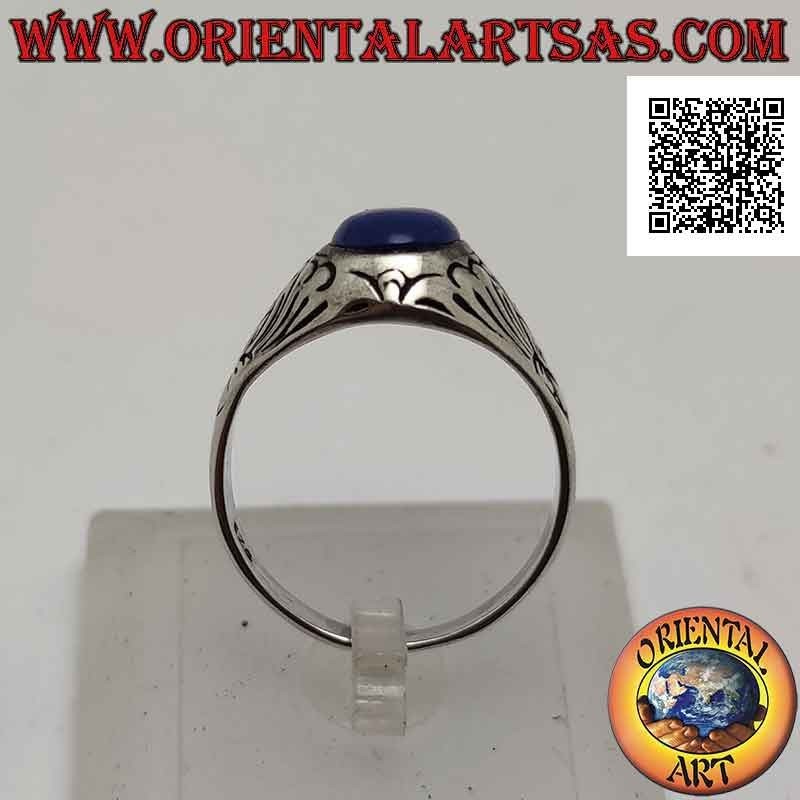 Anillo de plata con lapislázuli cabujón ovalado con flor de loto grabada en los lados