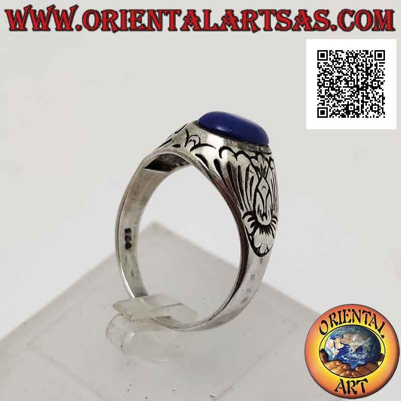 Anello in argento con lapislazzulo ovale cabochon con fiore di loto inciso sui lati