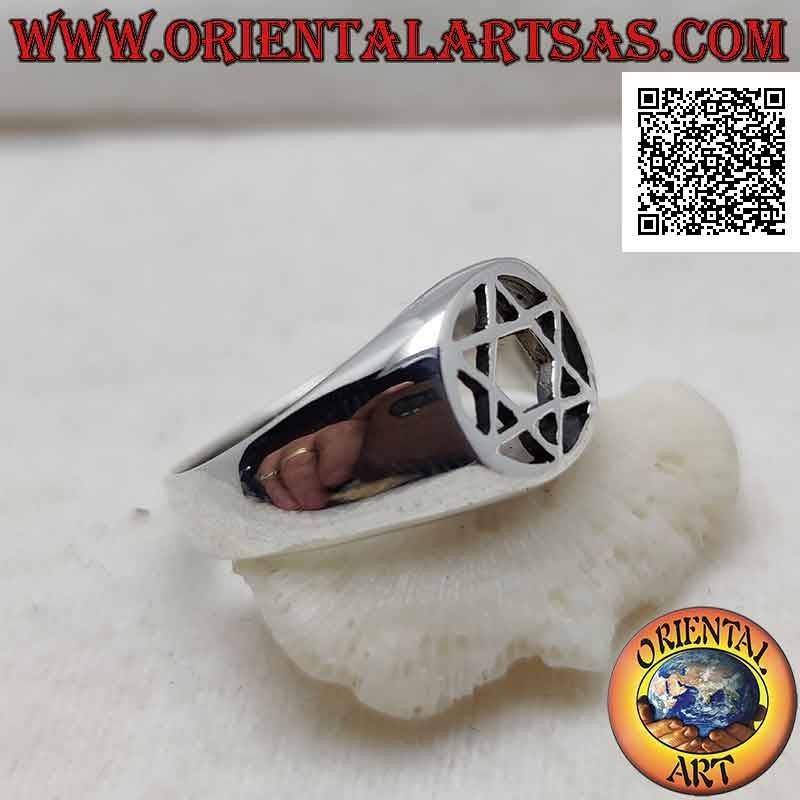Bague en argent avec étoile de David (étoile à 6 branches) dans le cercle ajouré sur une monture lisse