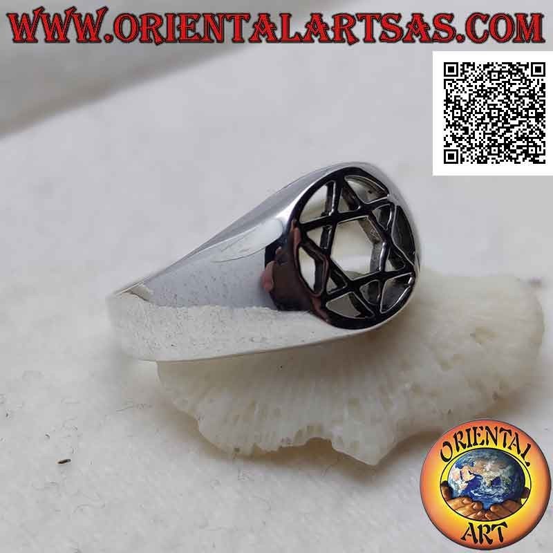 Bague en argent avec étoile de David (étoile à 6 branches) dans le cercle ajouré sur une monture lisse