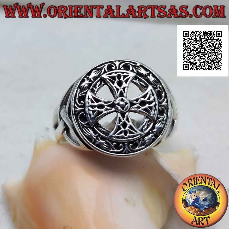 Bague en argent avec croix celtique dans le joint rond et nœuds tyrone perforés sur les côtés