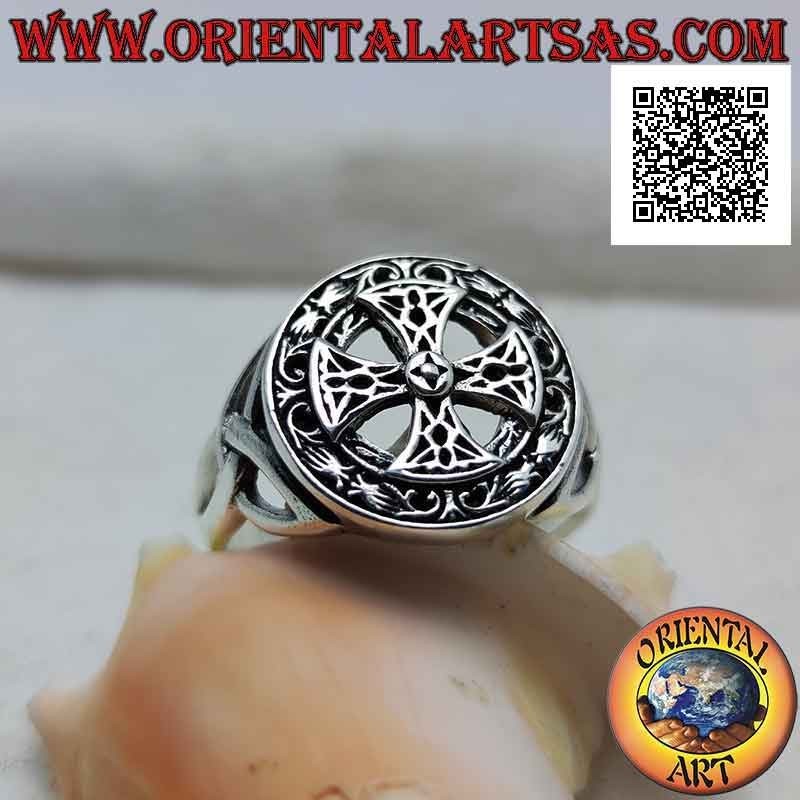 Bague en argent avec croix celtique dans le joint rond et nœuds tyrone perforés sur les côtés