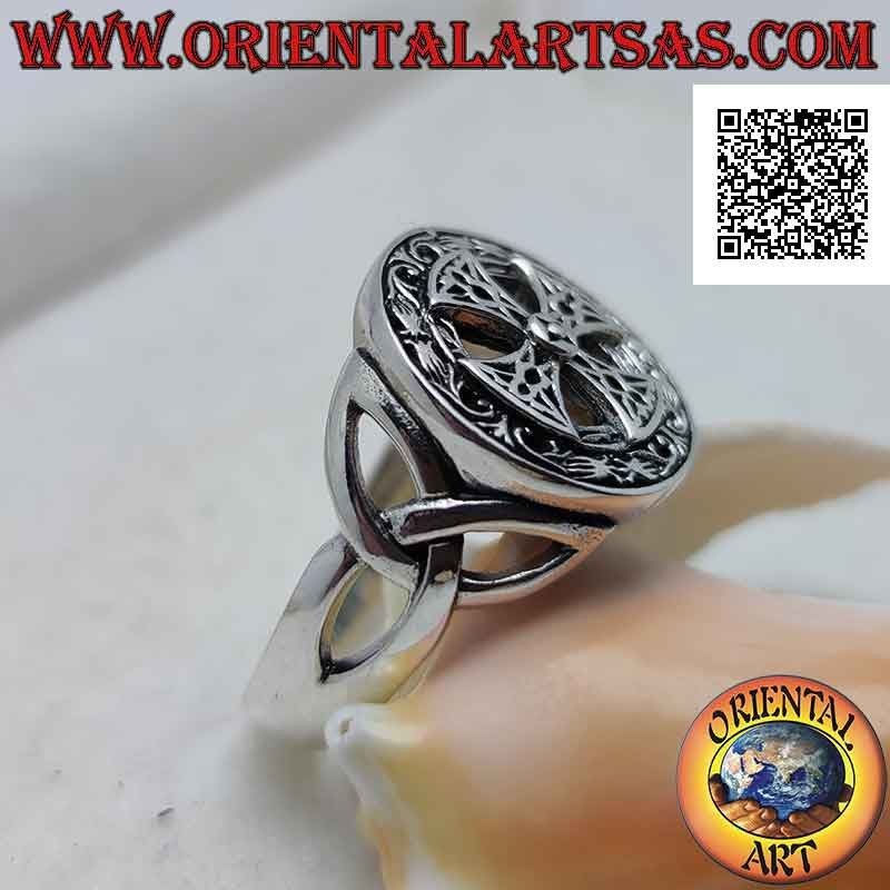 Bague en argent avec croix celtique dans le joint rond et nœuds tyrone perforés sur les côtés