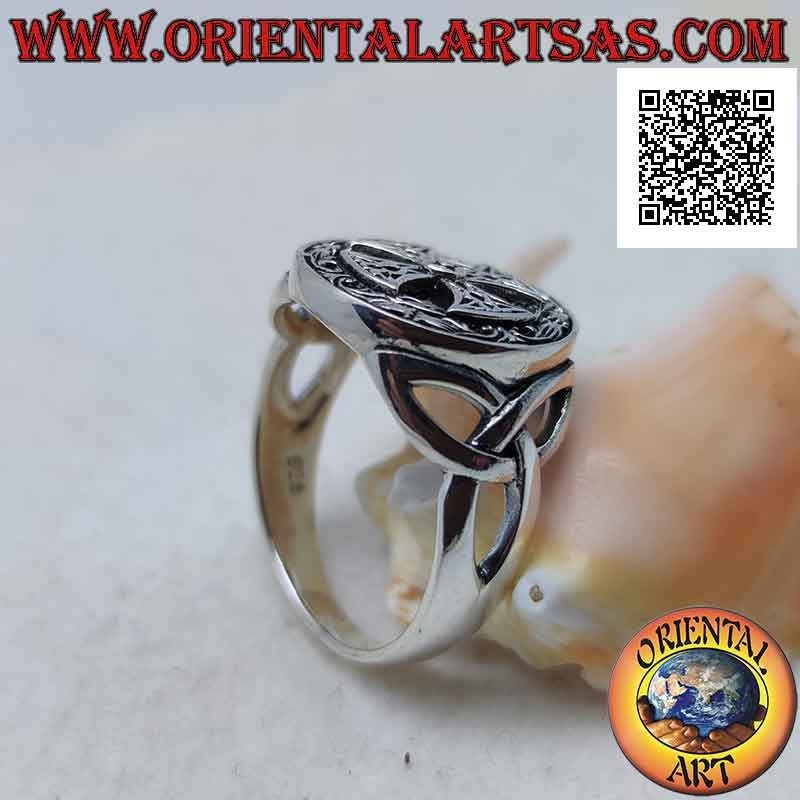 Anello in argento croce celtica nel sigillo tondo e nodi di tyrone traforati sui lati