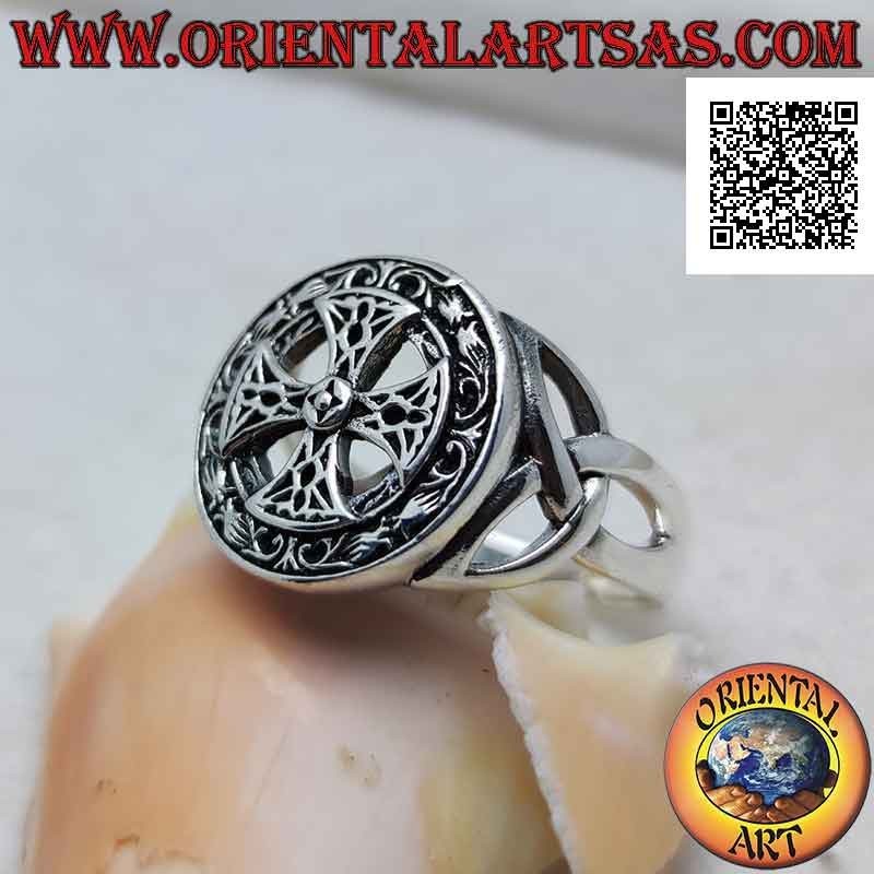 Anello in argento croce celtica nel sigillo tondo e nodi di tyrone traforati sui lati