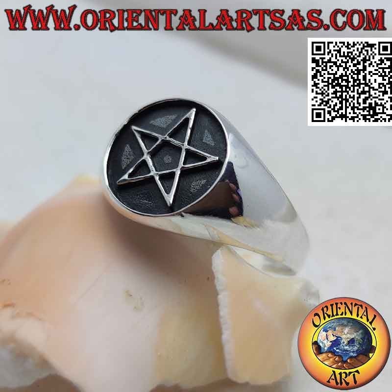 Anello in argento con pentacolo a bassorilievo su fondo tondo oscurato