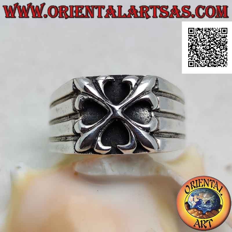 Anello in argento con croce gigliata in altorilievo e linee incise sui lati