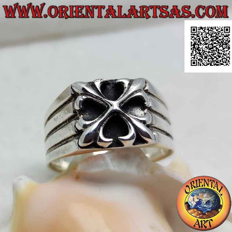 Anillo de plata con cruz de azucenas en alto relieve y líneas grabadas en los laterales