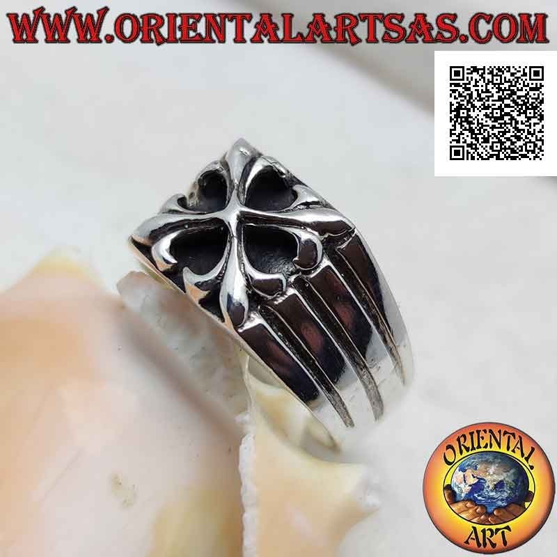 Anello in argento con croce gigliata in altorilievo e linee incise sui lati