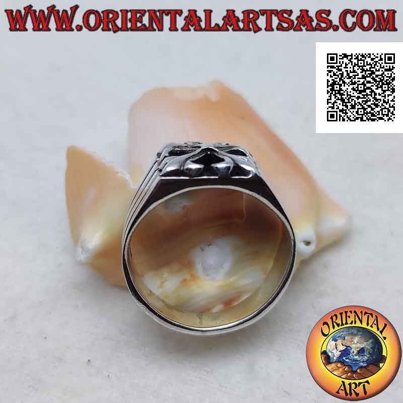 Anello in argento con croce gigliata in altorilievo e linee incise sui lati