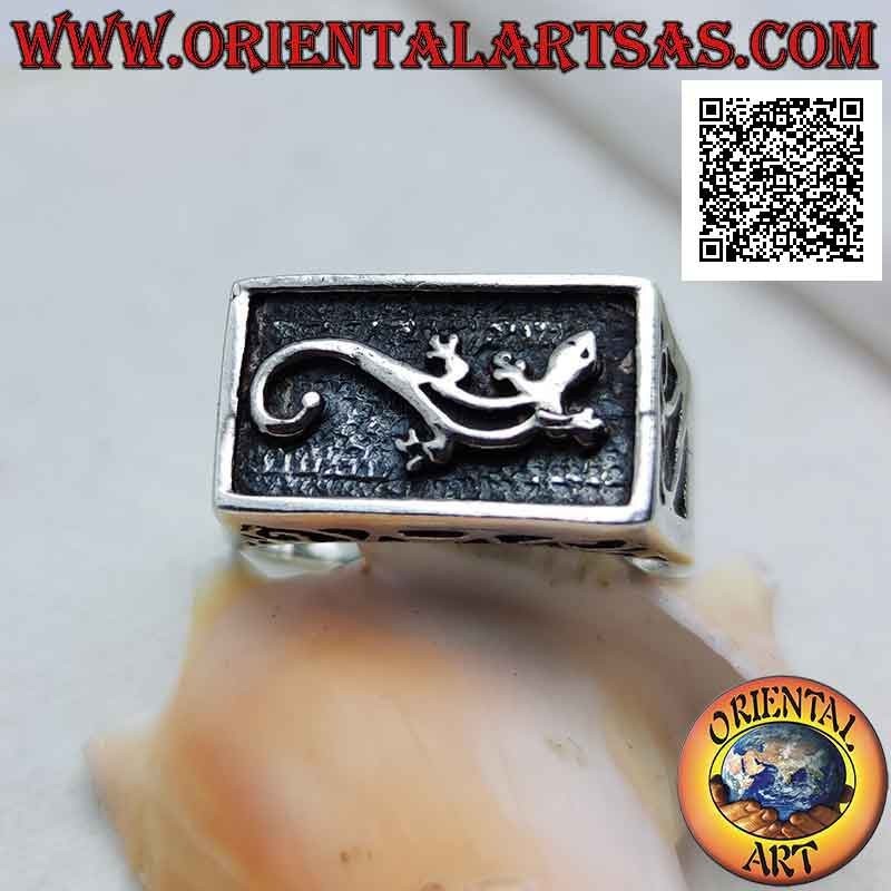 Anillo de plata con gecko (Gekko) en bajorrelieve sobre fondo rectangular oscurecido y calado en los laterales