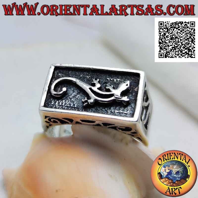 Bague en argent avec gecko (Gekko) en bas-relief sur fond rectangulaire noirci et chantourné sur les côtés