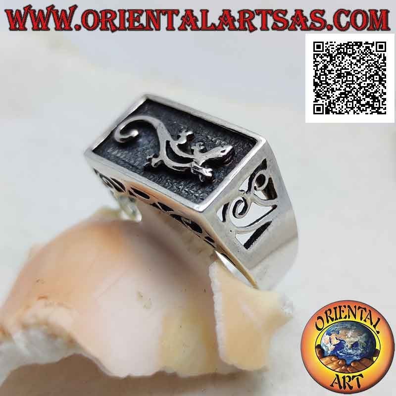 Anello in argento con geco (Gekko) a bassorilievo su fondo rettangolare oscurato e traforo sui lati