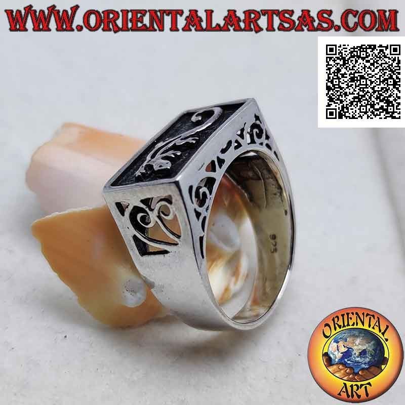Anello in argento con geco (Gekko) a bassorilievo su fondo rettangolare oscurato e traforo sui lati