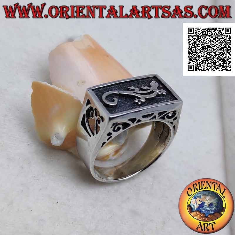 Anillo de plata con gecko (Gekko) en bajorrelieve sobre fondo rectangular oscurecido y calado en los laterales