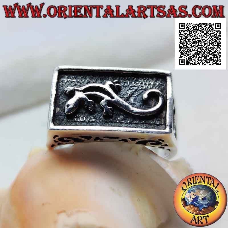 Anillo de plata con gecko (Gekko) en bajorrelieve sobre fondo rectangular oscurecido y calado en los laterales