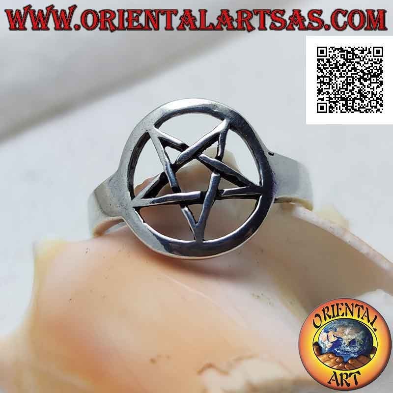 Anillo de plata con pentáculo liso en el círculo perforado en un engaste fino y liso
