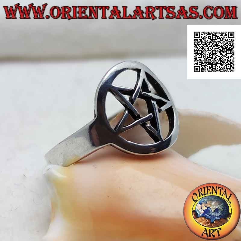 Anello in argento con pentacolo liscio nel cerchio traforato su montatura liscia sottile