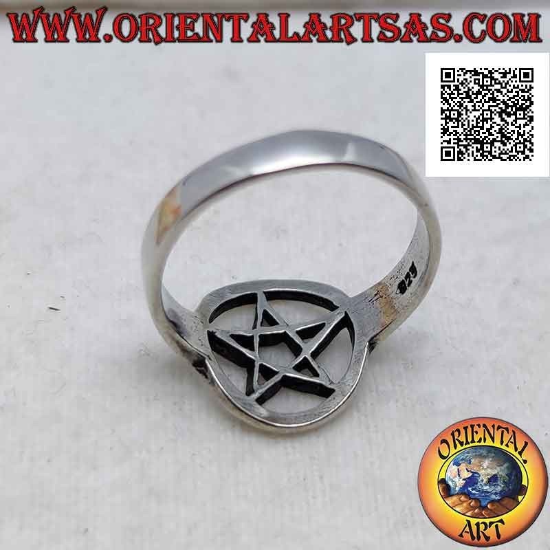 Anillo de plata con pentáculo liso en el círculo perforado en un engaste fino y liso