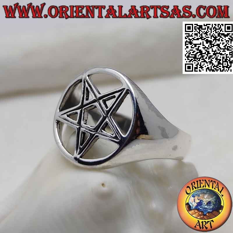 Anello in argento con pentacolo rigato nel cerchio traforato su montatura liscia