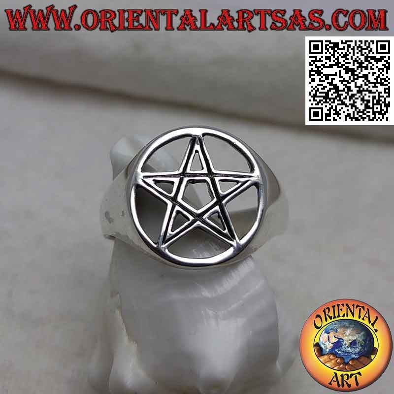 Silberring mit im perforierten Kreis gestreiftem Pentagramm auf einer glatten Fassung