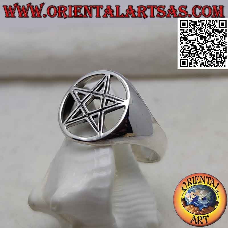 Bague en argent avec pentacle rayé dans le cercle perforé sur une monture lisse