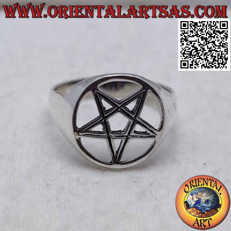 Bague en argent avec pentacle rayé dans le cercle perforé sur une monture lisse