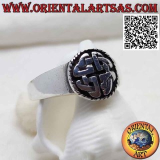 Bague en argent rond lisse avec noeud Duleek en bas relief (symbole celtique)