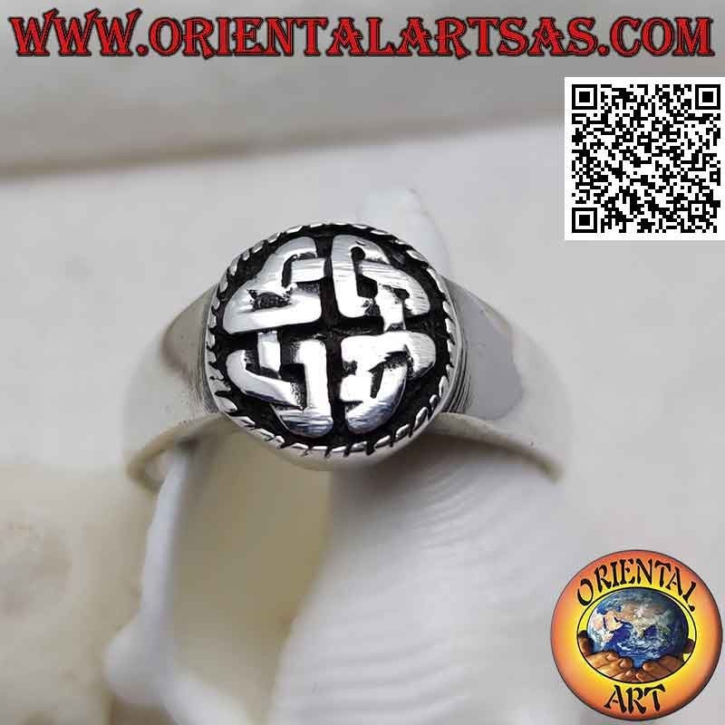 Anello in argento liscio tondo con nodo di Duleek in bassorilievo (simbolo celtico)