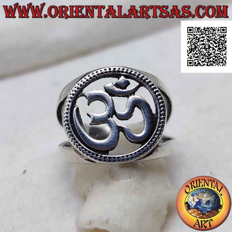 Anello in argento con sillaba sanscrita "ॐ" Oṃ nel cerchio puntinato traforato, agganciata a due