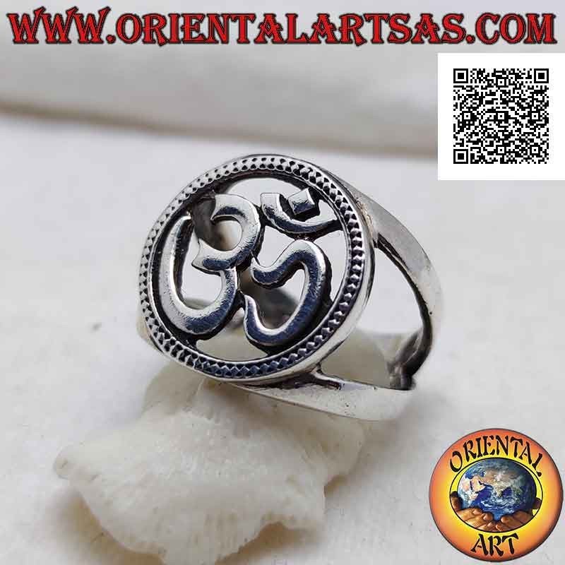 Anillo de plata con la sílaba sánscrita "ॐ" Oṃ en el círculo punteado perforado, unido a dos