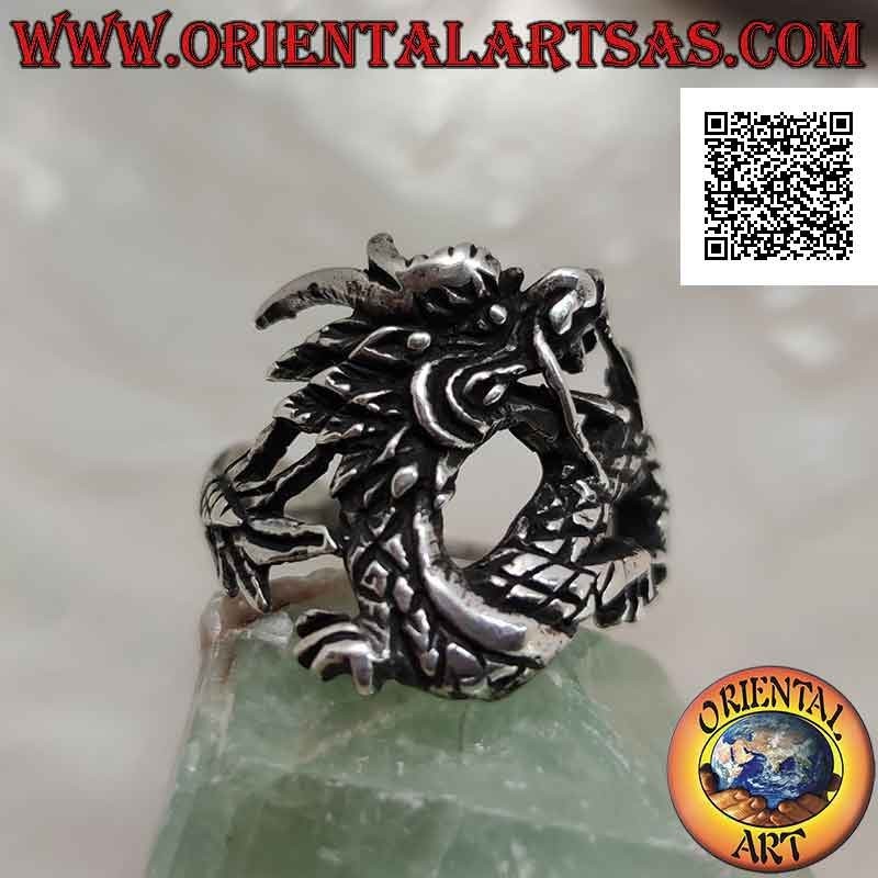 Anello in argento a forma di drago orientale coi baffi in moto e coda avvolgente