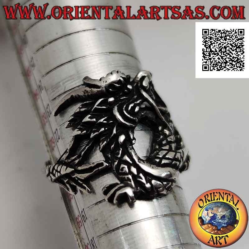 Anello in argento a forma di drago orientale coi baffi in moto e coda avvolgente
