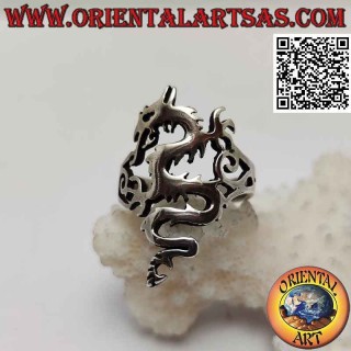 Anillo de plata lisa en forma de wyvern (dragón) lanzallamas de perfil