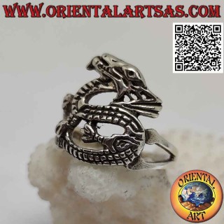 Anello in argento a forma di drago alato stilizzato in movimento sinuoso