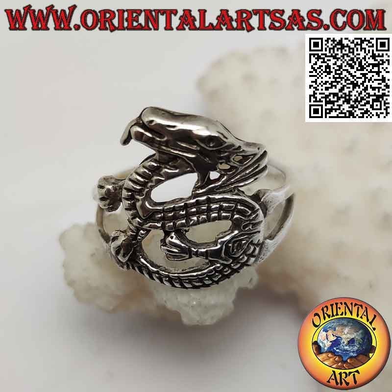 Anello in argento a forma di drago alato stilizzato in movimento sinuoso