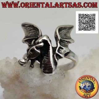 Bague en argent, amphithéâtre (dragon) aux grandes ailes déployées vu de face