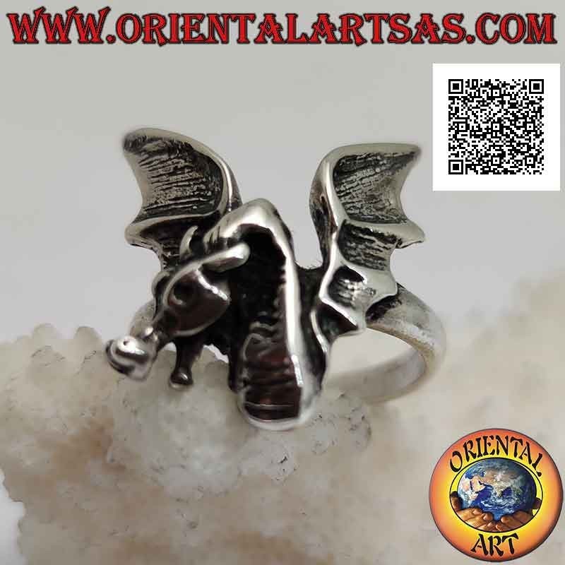 Anillo de plata, anfiteatro (dragón) con grandes alas extendidas vistas de frente