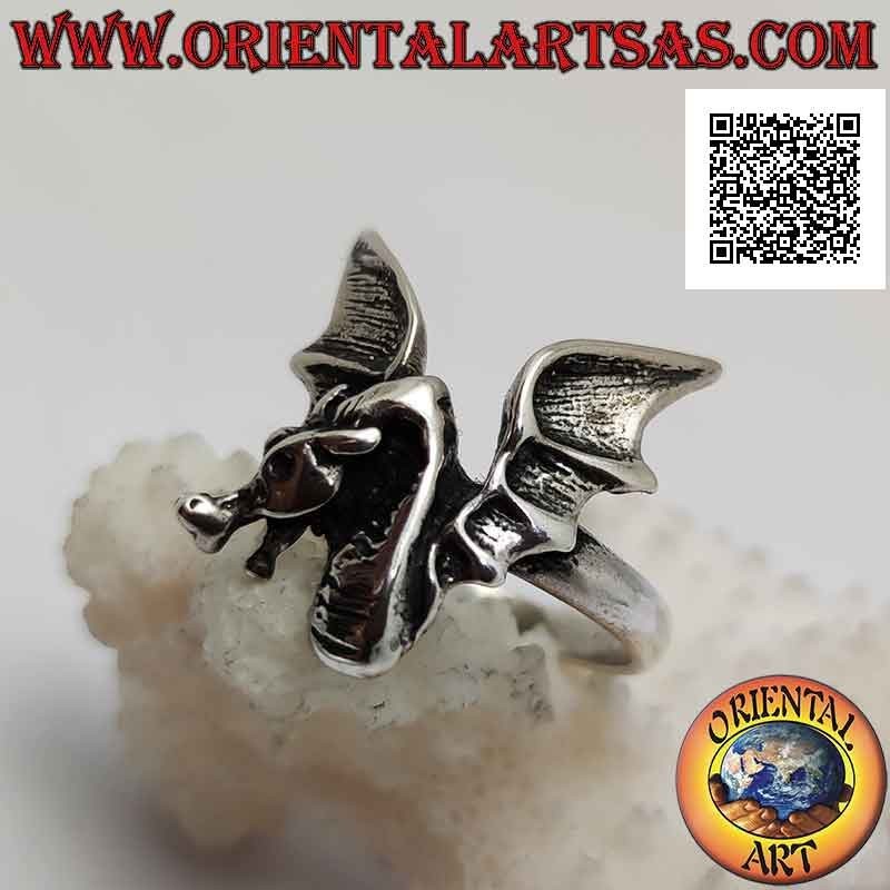 Anillo de plata, anfiteatro (dragón) con grandes alas extendidas vistas de frente