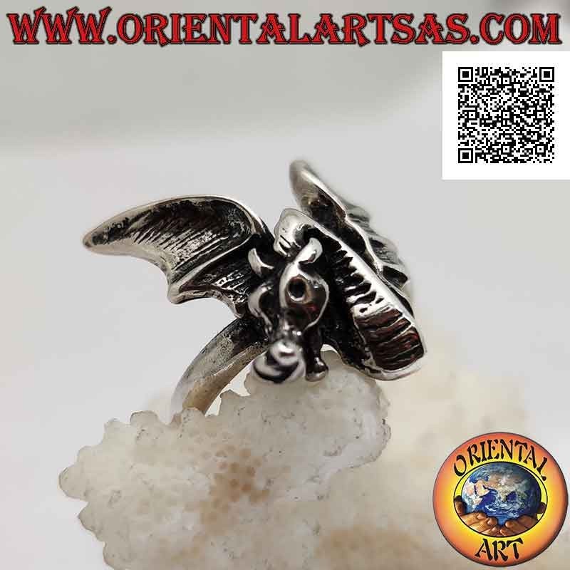 Anello in argento, anfittero (drago) con grandi ali spiegate visto frontalmente