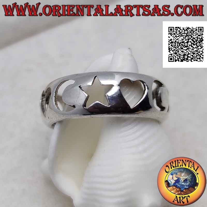 Anillo de plata con banda lisa redondeada con corazones, estrellas y lunas perforadas