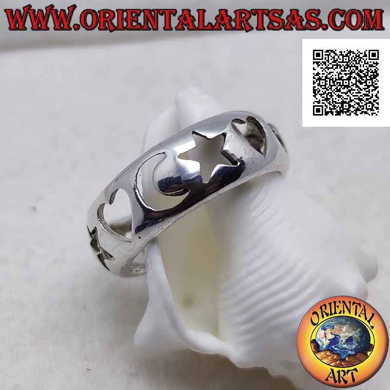 Anillo de plata con banda lisa redondeada con corazones, estrellas y lunas perforadas